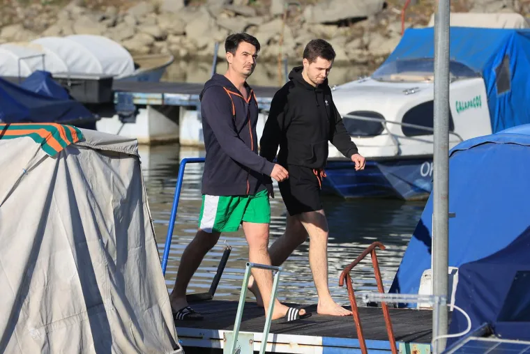 Osječani i ove godine skokom u hladnu Dravu ispratili staru godinu