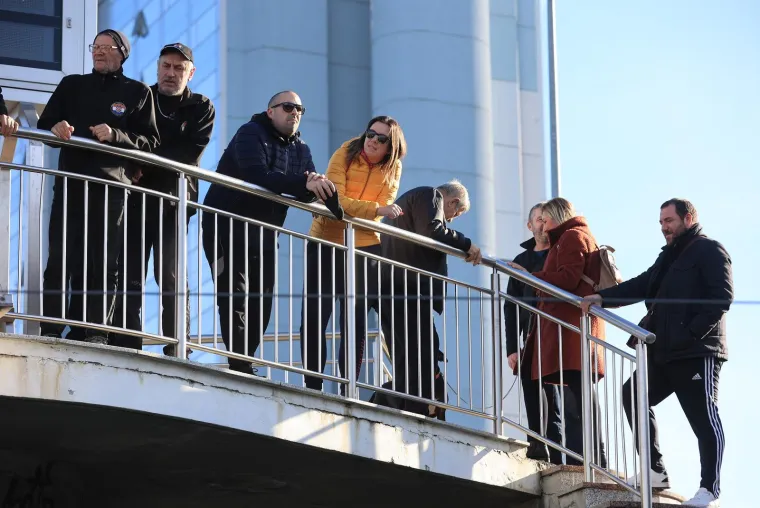 Osječani i ove godine skokom u hladnu Dravu ispratili staru godinu