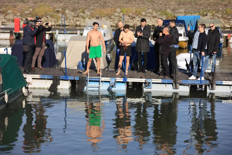 Osječani i ove godine skokom u hladnu Dravu ispratili staru godinu