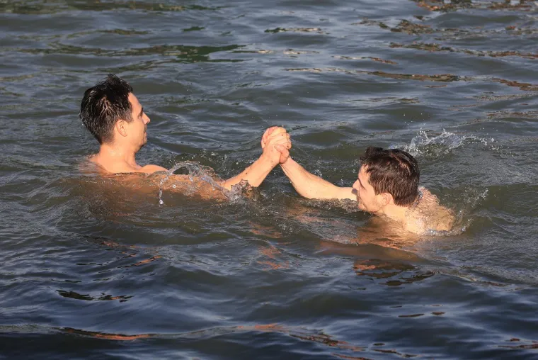 Osječani i ove godine skokom u hladnu Dravu ispratili staru godinu