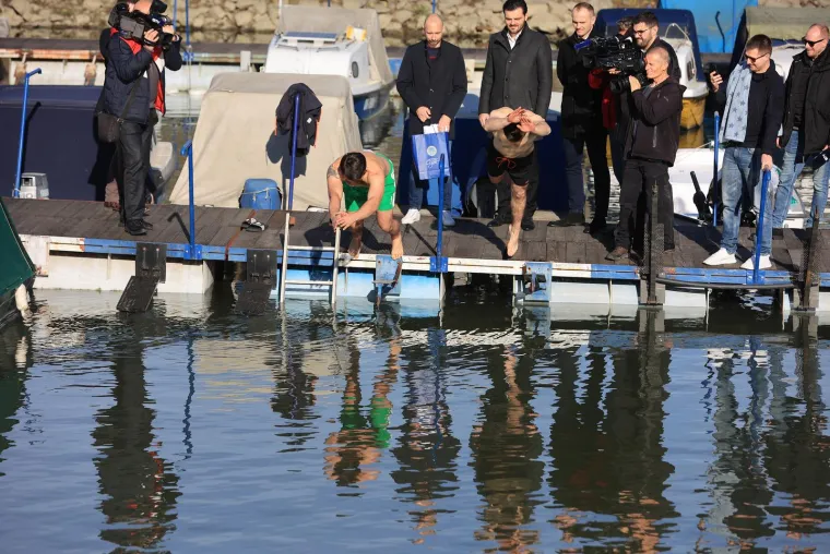 Osječani i ove godine skokom u hladnu Dravu ispratili staru godinu