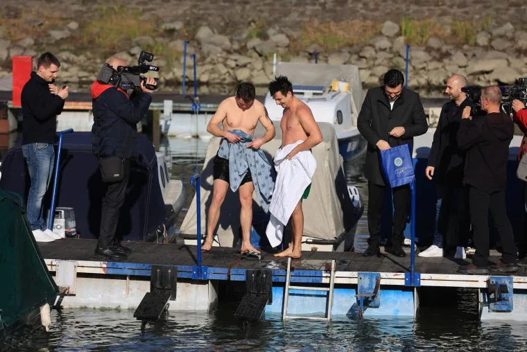 Osječani i ove godine skokom u hladnu Dravu ispratili staru godinu