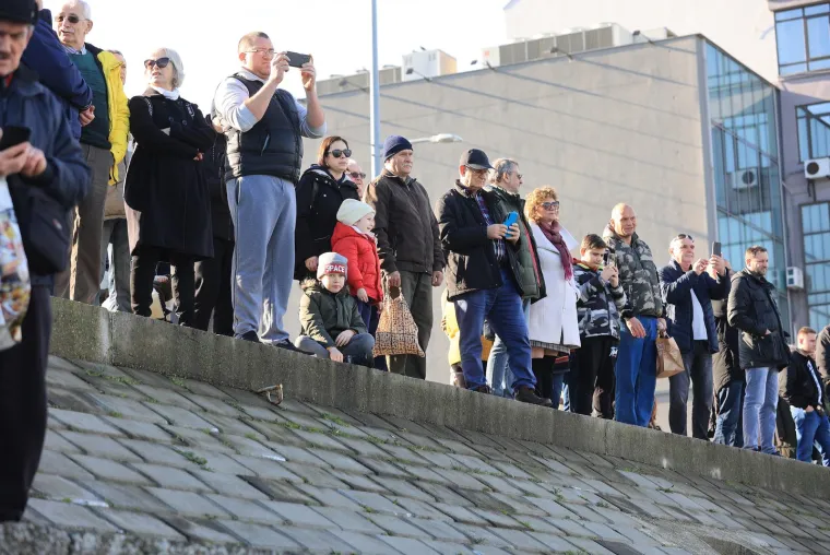 Osječani i ove godine skokom u hladnu Dravu ispratili staru godinu