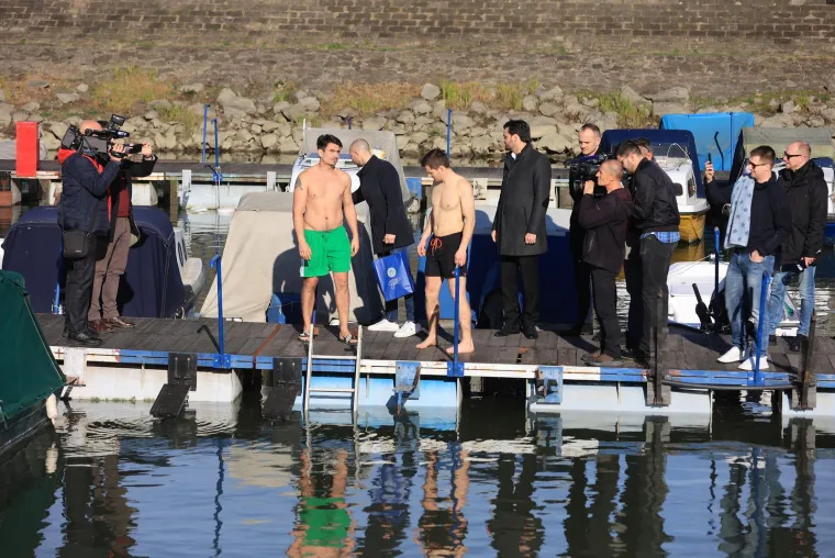 Osječani i ove godine skokom u hladnu Dravu ispratili staru godinu