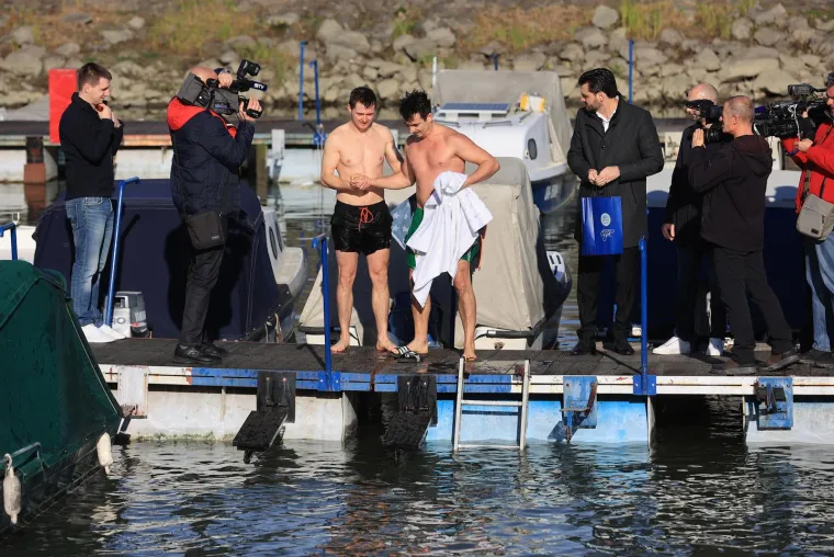 Osječani i ove godine skokom u hladnu Dravu ispratili staru godinu