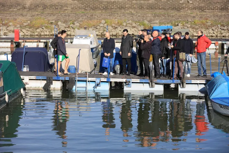 Osječani i ove godine skokom u hladnu Dravu ispratili staru godinu