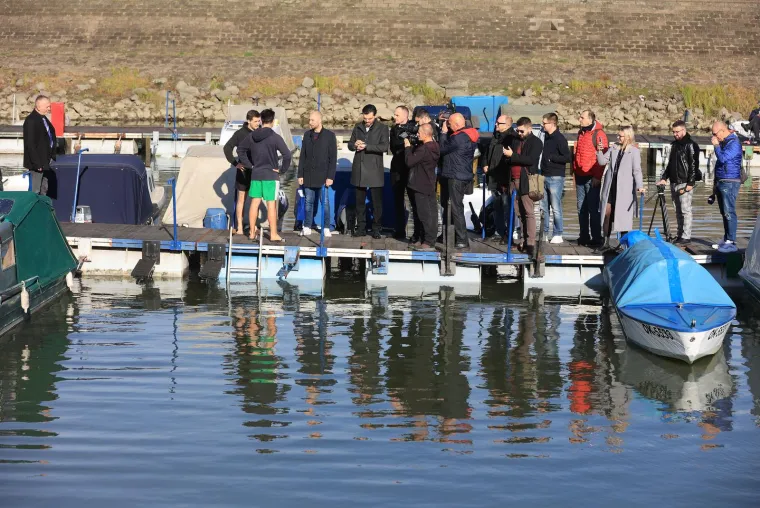 Osječani i ove godine skokom u hladnu Dravu ispratili staru godinu