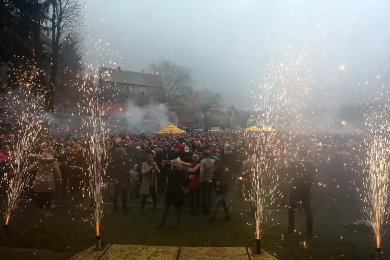Hrvati su odlučili pošteno oprostiti se od 2022.: Novu godinu već su dočekali u Fužinama, Zadru, Samoboru, Sinju...
