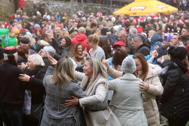 Hrvati su odlučili pošteno oprostiti se od 2022.: Novu godinu već su dočekali u Fužinama, Zadru, Samoboru, Sinju...