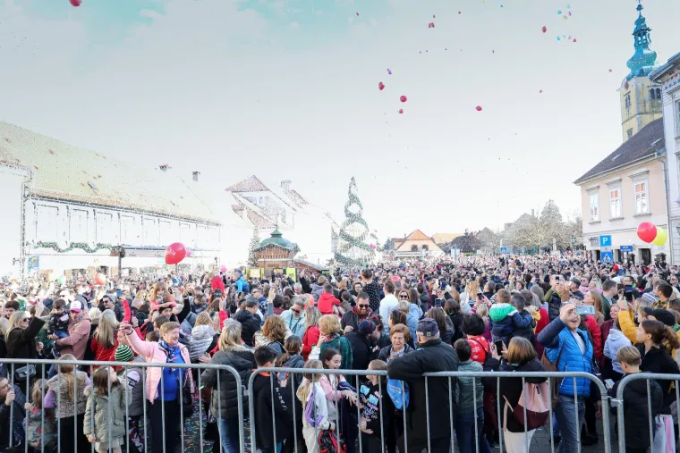 Hrvati su odlučili pošteno oprostiti se od 2022.: Novu godinu već su dočekali u Fužinama, Zadru, Samoboru, Sinju...