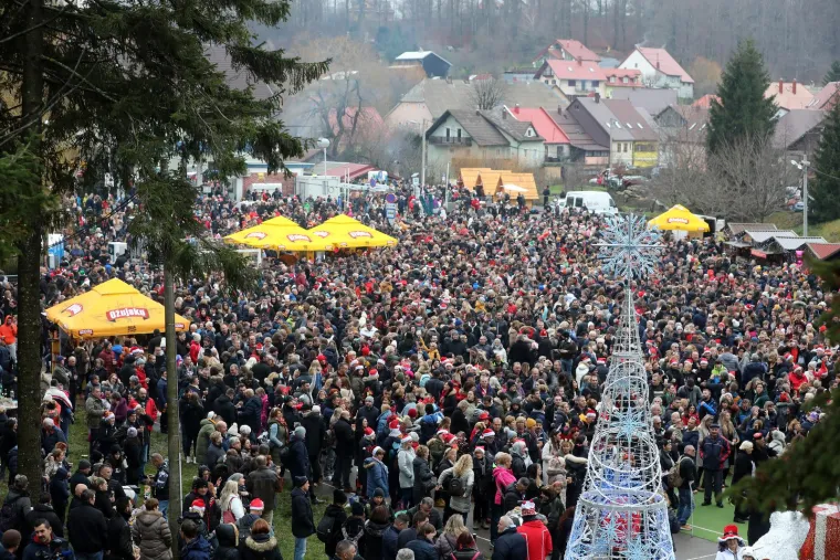 Hrvati su odlučili pošteno oprostiti se od 2022.: Novu godinu već su dočekali u Fužinama, Zadru, Samoboru, Sinju...