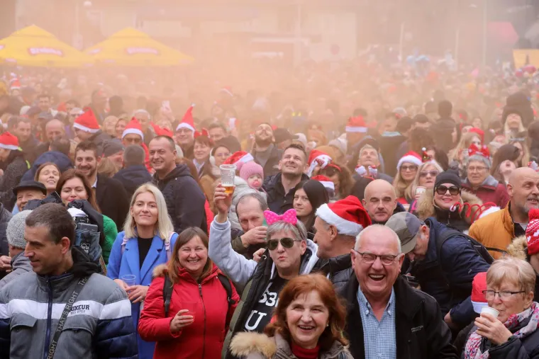 Hrvati su odlučili pošteno oprostiti se od 2022.: Novu godinu već su dočekali u Fužinama, Zadru, Samoboru, Sinju...