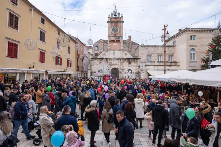 Hrvati su odlučili pošteno oprostiti se od 2022.: Novu godinu već su dočekali u Fužinama, Zadru, Samoboru, Sinju...