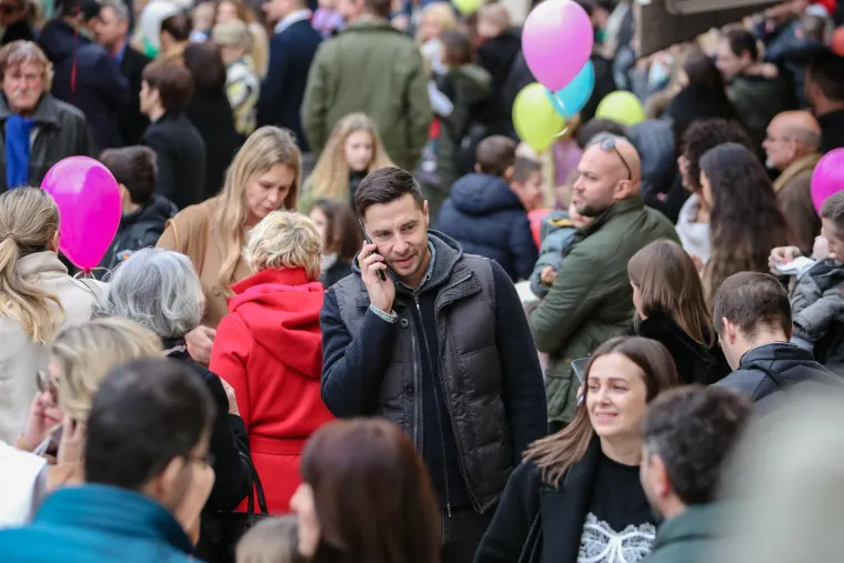 Zagrijavanje za najluđu noć u godini, face su se pokazale na špici: Neki uživaju u Zagrebu, neki pak u Dubrovniku i Zadru