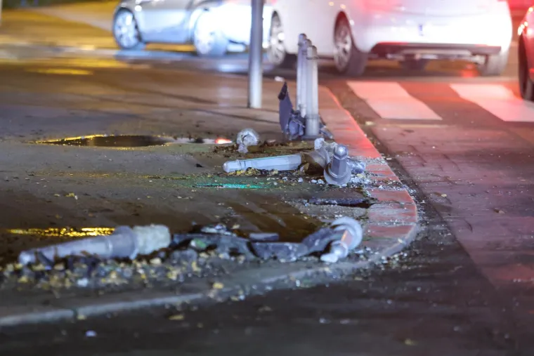 Divljao BMW-om po Zagrebu: Vozio u krivom smjeru, pokosio stupiće, pokupio motociklista, zabio se u drvo i - pobjegao