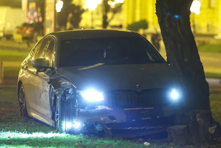 Divljao BMW-om po Zagrebu: Vozio u krivom smjeru, pokosio stupiće, pokupio motociklista, zabio se u drvo i - pobjegao