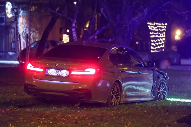 Divljao BMW-om po Zagrebu: Vozio u krivom smjeru, pokosio stupiće, pokupio motociklista, zabio se u drvo i - pobjegao