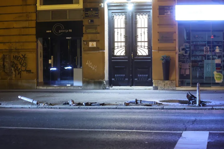 Divljao BMW-om po Zagrebu: Vozio u krivom smjeru, pokosio stupiće, pokupio motociklista, zabio se u drvo i - pobjegao