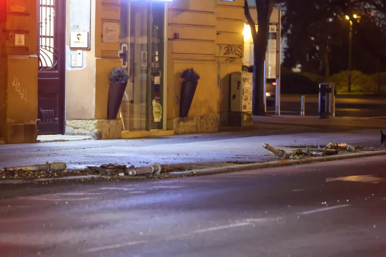 Divljao BMW-om po Zagrebu: Vozio u krivom smjeru, pokosio stupiće, pokupio motociklista, zabio se u drvo i - pobjegao