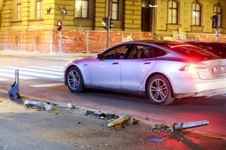 Divljao BMW-om po Zagrebu: Vozio u krivom smjeru, pokosio stupiće, pokupio motociklista, zabio se u drvo i - pobjegao