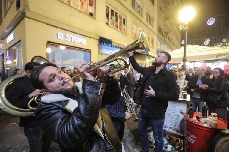 Kako je izgledao doček Nove u Zagrebu: Gorilo je na trgu, Pipsi izazvali ludnicu, ni Tomašević se nije mogao suzdržati