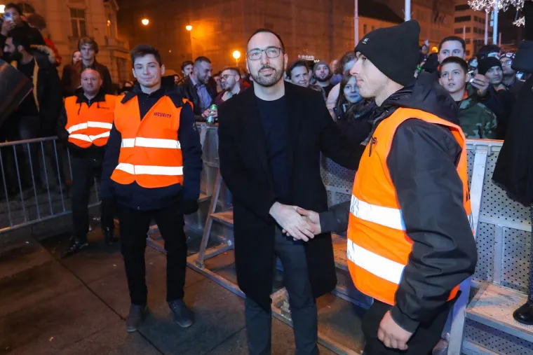 Kako je izgledao doček Nove u Zagrebu: Gorilo je na trgu, Pipsi izazvali ludnicu, ni Tomašević se nije mogao suzdržati