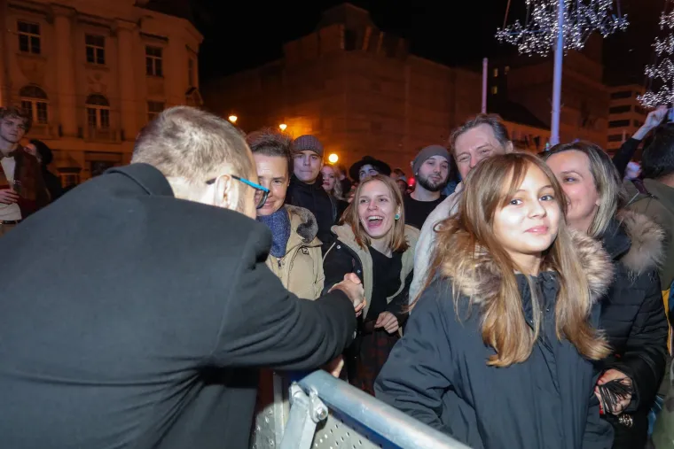 Kako je izgledao doček Nove u Zagrebu: Gorilo je na trgu, Pipsi izazvali ludnicu, ni Tomašević se nije mogao suzdržati