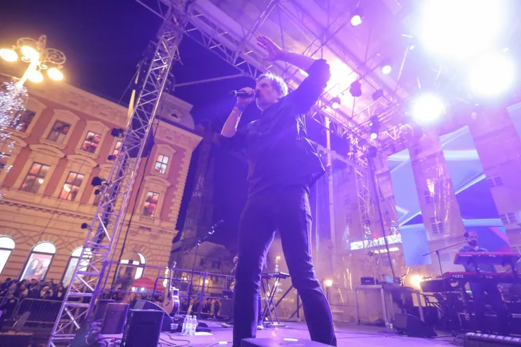 Kako je izgledao doček Nove u Zagrebu: Gorilo je na trgu, Pipsi izazvali ludnicu, ni Toma&scaron;ević se nije mogao suzdržati