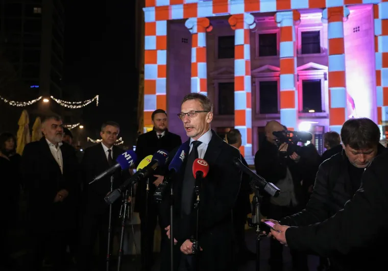 Podignuti prvi euri s bankomata, ministar i guverner razmahivali se novčanicama: 'Pamtimo je samo po dobru'