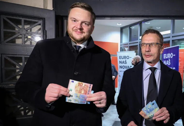 Podignuti prvi euri s bankomata, ministar i guverner razmahivali se novčanicama: 'Pamtimo je samo po dobru'
