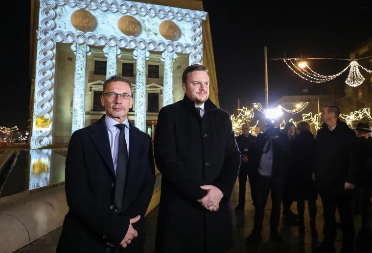 Podignuti prvi euri s bankomata, ministar i guverner razmahivali se novčanicama: 'Pamtimo je samo po dobru'