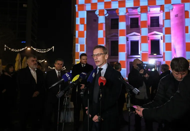Podignuti prvi euri s bankomata, ministar i guverner razmahivali se novčanicama: 'Pamtimo je samo po dobru'