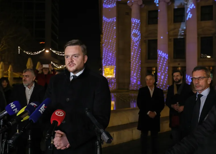 Podignuti prvi euri s bankomata, ministar i guverner razmahivali se novčanicama: 'Pamtimo je samo po dobru'