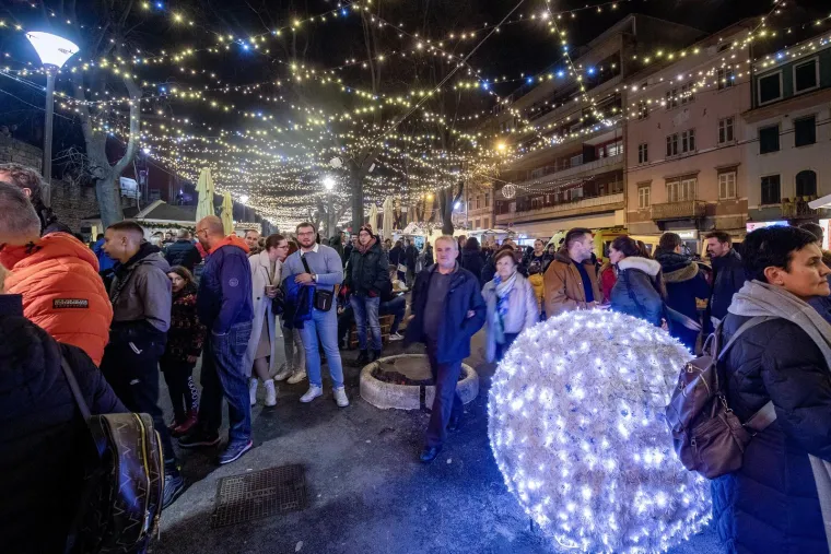Topla zimska noć izmamila Hrvate na ulice i trgove: Pogledajte kako je u hrvatskim gradovima dočekana Nova godina
