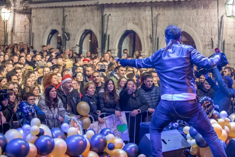 Topla zimska noć izmamila Hrvate na ulice i trgove: Pogledajte kako je u hrvatskim gradovima dočekana Nova godina