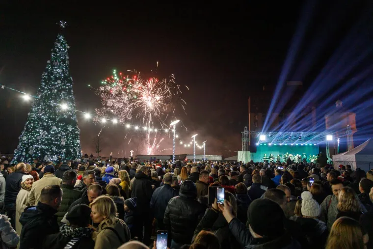 Topla zimska noć izmamila Hrvate na ulice i trgove: Pogledajte kako je u hrvatskim gradovima dočekana Nova godina