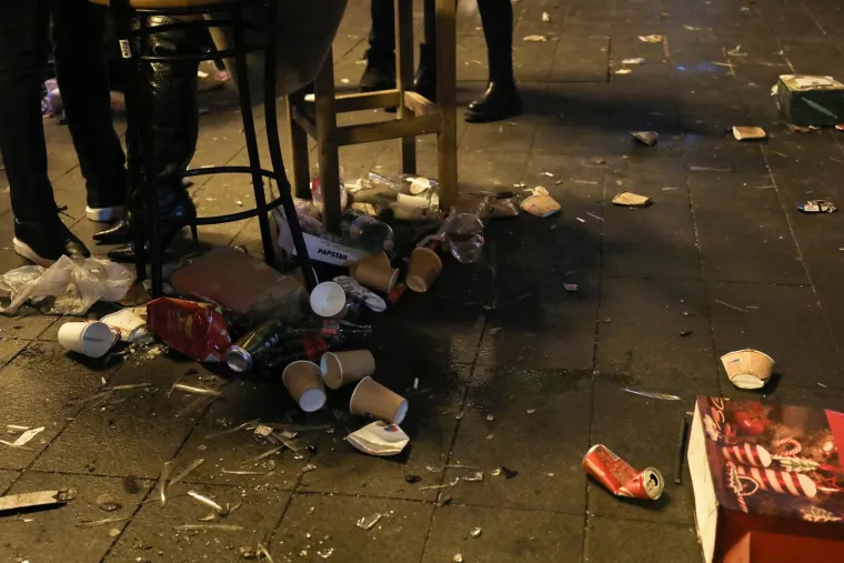 Druga strana dočeka:  Centar grada prekriven smećem, ulice pune građana koji skupljaju povratnu ambalažu
