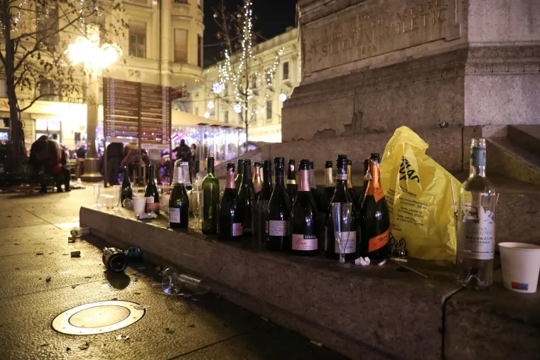 Druga strana dočeka:  Centar grada prekriven smećem, ulice pune građana koji skupljaju povratnu ambalažu