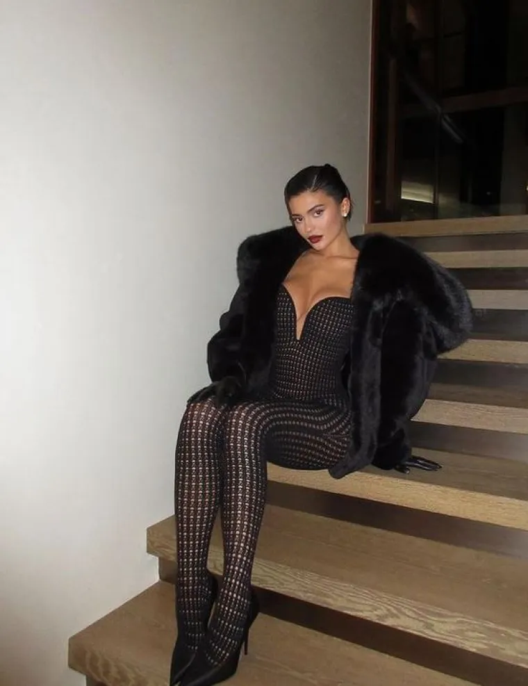 Brutalna Kylie Jenner u prozirnom kombinezonu rasplamsala maštu svima: 'Za bolju Novu 2023. i pad Kardashianki'