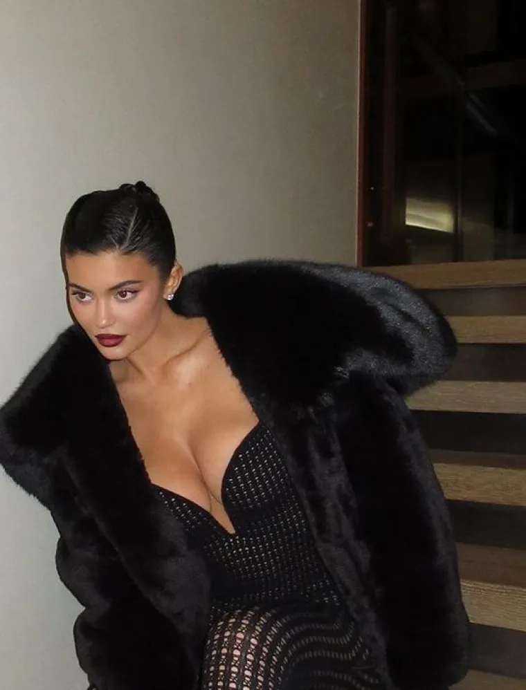 Brutalna Kylie Jenner u prozirnom kombinezonu rasplamsala maštu svima: 'Za bolju Novu 2023. i pad Kardashianki'