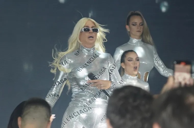 Jelena Karleu&scaron;a publiku  zabavljala u prozirnom kostimu: Najveću pažnju ipak privukao 'zanimljiv' detalj s glave