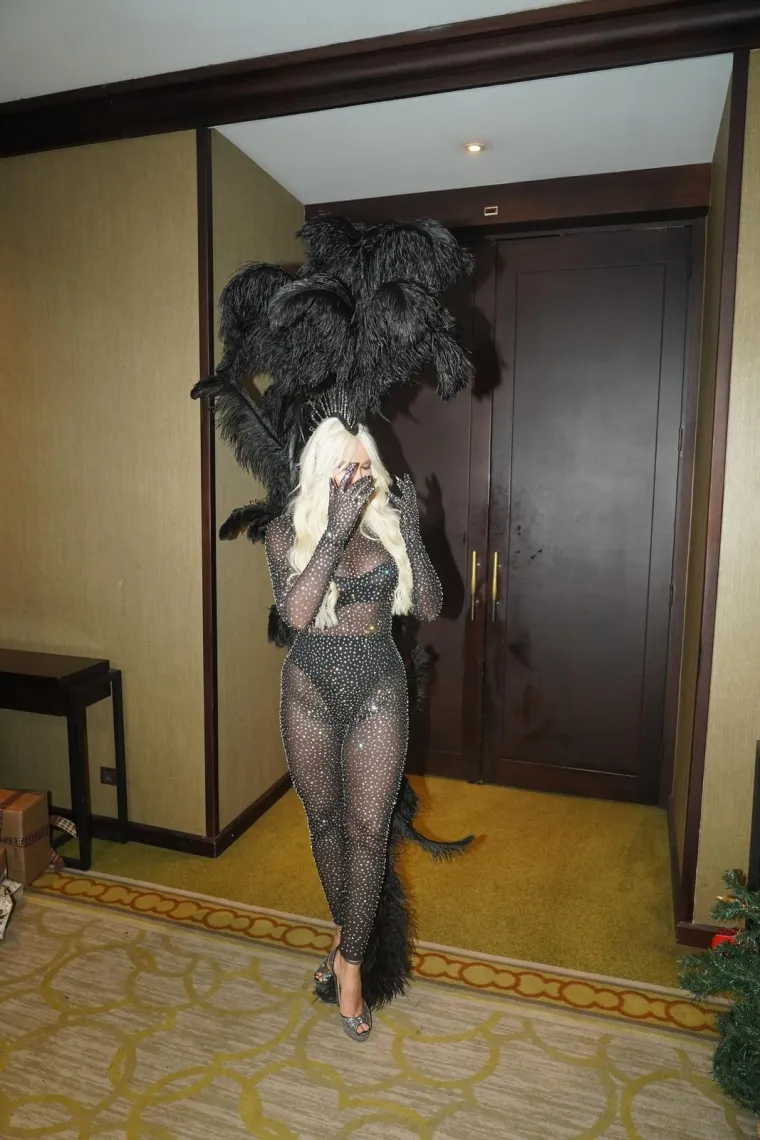 Jelena Karleu&scaron;a publiku  zabavljala u prozirnom kostimu: Najveću pažnju ipak privukao 'zanimljiv' detalj s glave