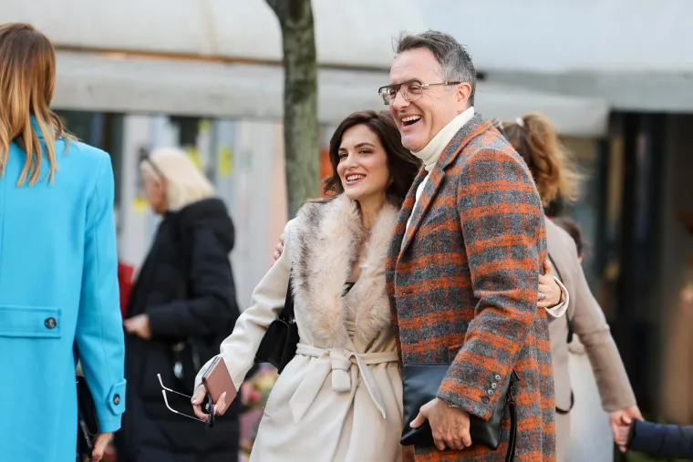 &apos;Zašto kada ti je divno vrijeme tako brzo prolazi… Ma neka prolazi,bitno je da je divno…
Hvala Lejla,divno moje…&apos;, napisao je razdragani Tarik.