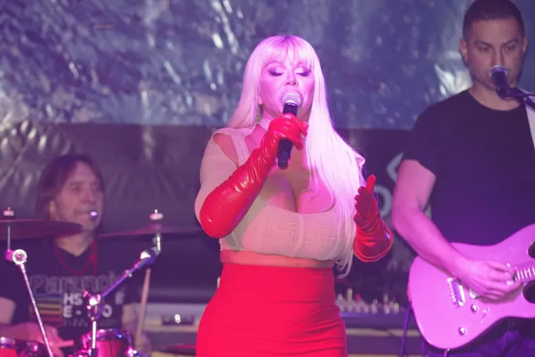 Pjevačica Dara Bubamara sama je objavila kratak video na kojem je simulirala intimne odnose. Nekoliko minuta kasnije, snimak je uklonila, a par dana nakon cijele afere, pjevačica je napisala na Instagramu: &quot;Omlaklo mi se, stisnula sam pogrešno dugme. Malo sam vježbala. Nek’ smo živi i zdravi&quot;, poručila je ona u svom stilu.