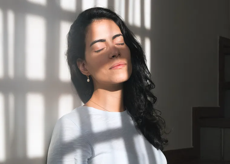 4. Vitamin D: Manje sunca znači i manje mogućnosti za stvaranje vitamina D, koji je važan ne samo za kosti i imunosni sustav, već i za naše raspoloženje. Naime, otkrivena je korelacija između nedostatka vitamina D i povećanog rizika od depresije. Jedan od razloga zašto se zimi preporučuje suplementacija vitaminom D je taj što se na taj način lakše nosi i zimska muka, koja posljedično mnogo teže prerasta u depresiju.