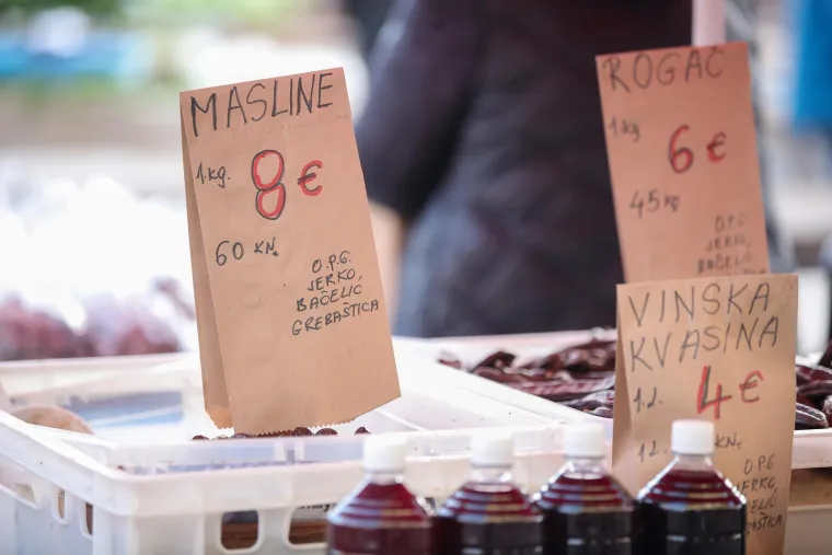 I tržnice se prilagođavaju novoj valuti: Za jabuke treba izdvojiti po 2 eura, jaja 3,30. Evo cijena