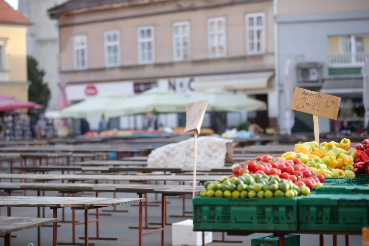 I tržnice se prilagođavaju novoj valuti: Za jabuke treba izdvojiti po 2 eura, jaja 3,30. Evo cijena