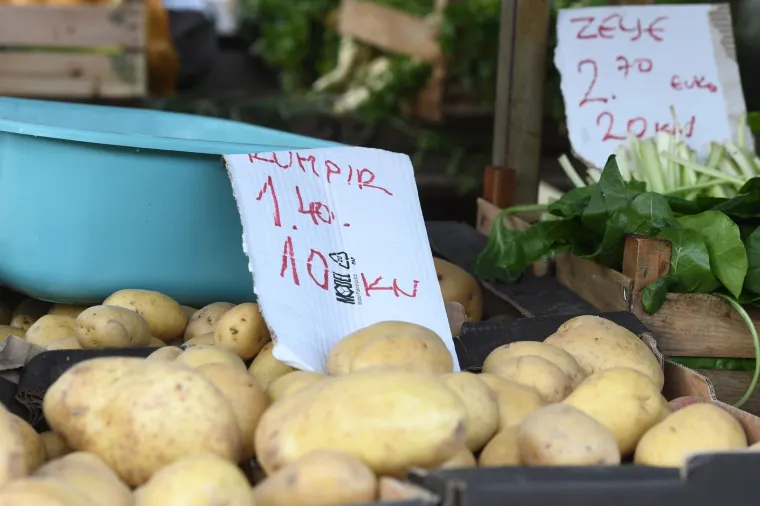 I tržnice se prilagođavaju novoj valuti: Za jabuke treba izdvojiti po 2 eura, jaja 3,30. Evo cijena
