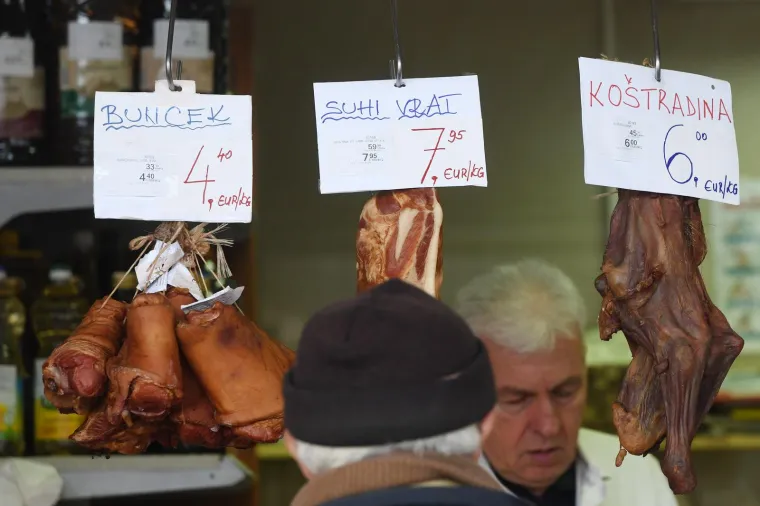 I tržnice se prilagođavaju novoj valuti: Za jabuke treba izdvojiti po 2 eura, jaja 3,30. Evo cijena