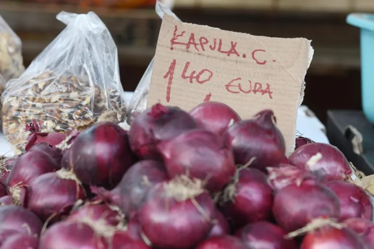 I tržnice se prilagođavaju novoj valuti: Za jabuke treba izdvojiti po 2 eura, jaja 3,30. Evo cijena